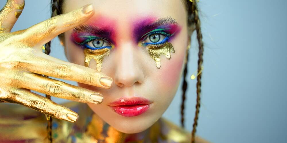 glamour,fashion,model,with,bright,gloss,make up,posing,at,studio.