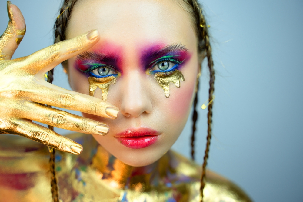 glamour,fashion,model,with,bright,gloss,make up,posing,at,studio.