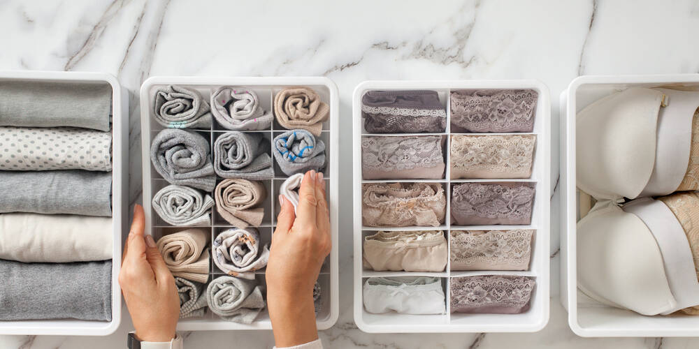 woman,hands,placing,wardrobe,drawer,organizers,with,full,of,folded