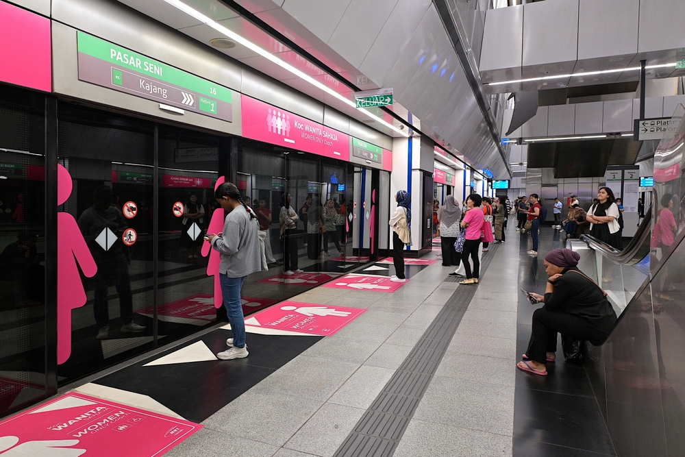 kuala,lumpur,,malaysia, ,sep,12,2024:,commuter,train,platform