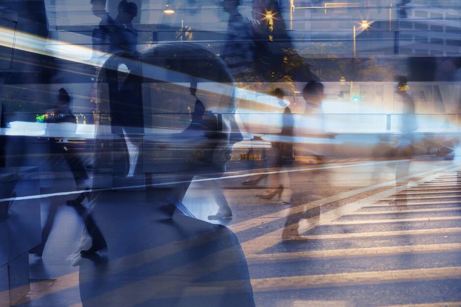 businesswoman,business,people,commuters,walking,through,city,with,motion,blur