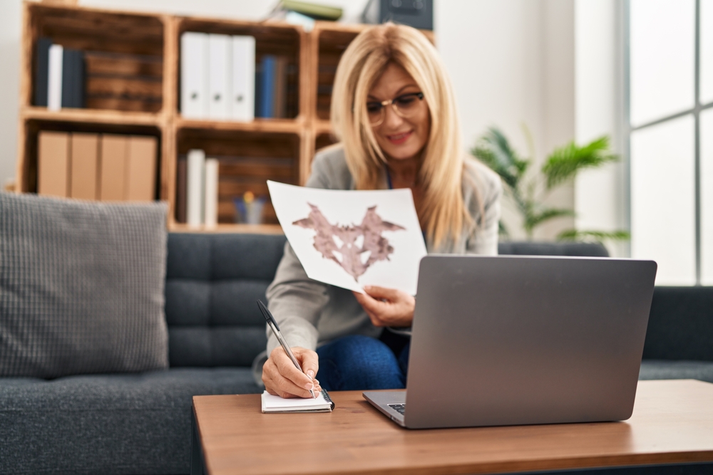 middle,age,blonde,woman,psychologist,doing,online,rorschach,test,at