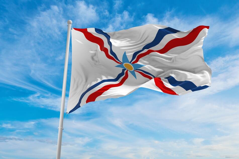 flag,of,the,assyrians,waving,in,wind,at,cloudy,sky.