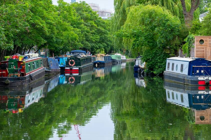 london,,england, ,june,02,2024:lush,green,english,canal,with