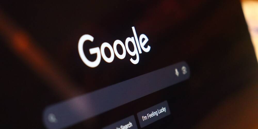 google,search,bar,template,macbook,front,view.on,a,laptop,computer