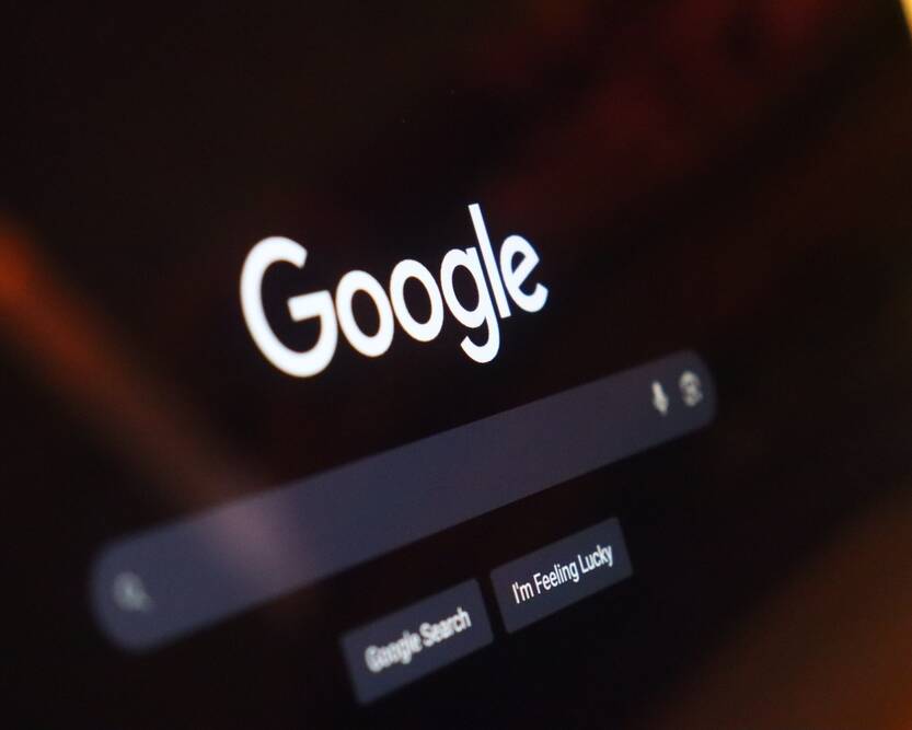 google,search,bar,template,macbook,front,view.on,a,laptop,computer