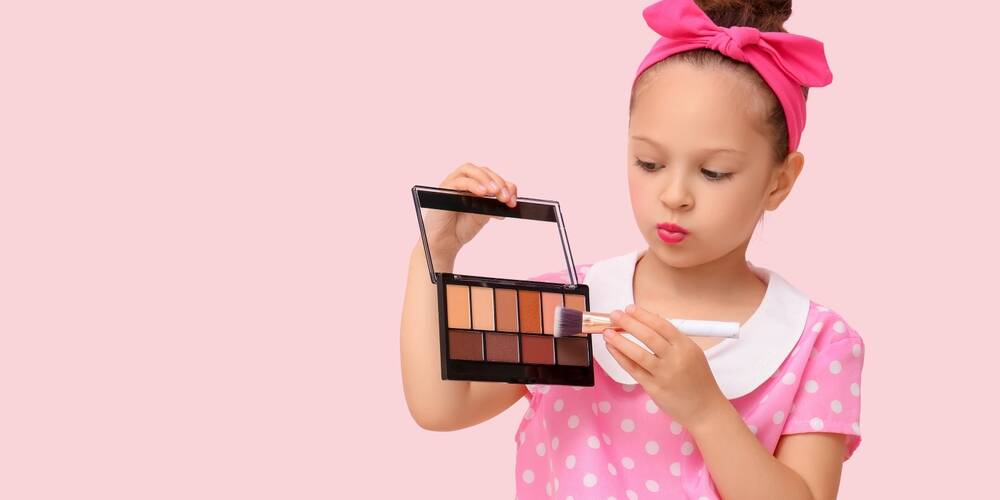 cute,little,girl,with,palette,of,eyeshadows,and,makeup,brush
