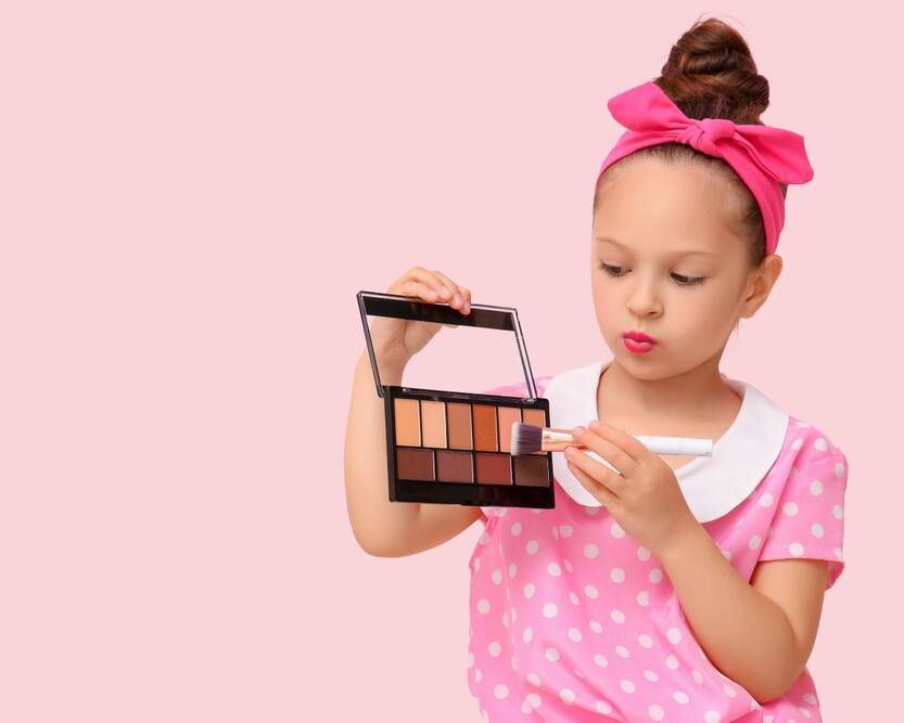 cute,little,girl,with,palette,of,eyeshadows,and,makeup,brush
