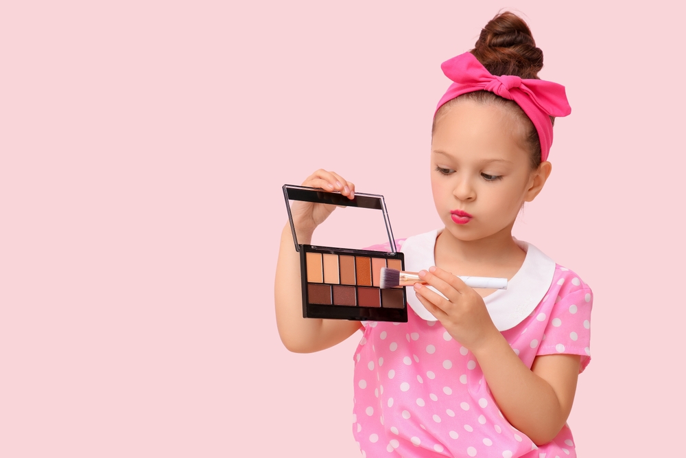 cute,little,girl,with,palette,of,eyeshadows,and,makeup,brush